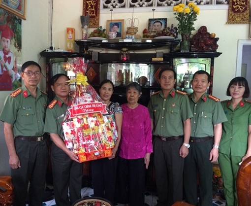 Tổng cục Chính trị CAND tặng quà các thân nhân liệt sĩ