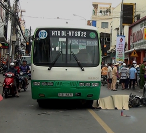 Cô gái bị xe buýt cán tử vong do tài xế mở cửa bất cẩn