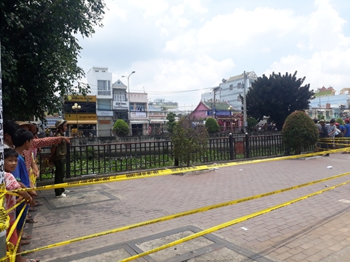 Bé trai hoảng hốt phát hiện thi thể nam xen lẫn đám lục bình