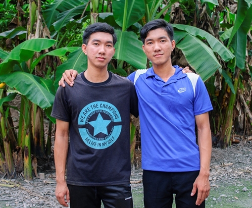 Nghị lực của hai anh em sinh đôi cùng trúng tuyển trường Quân đội