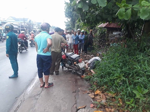 Người đàn ông gục chết bất thường cạnh xe máy trên vỉa hè