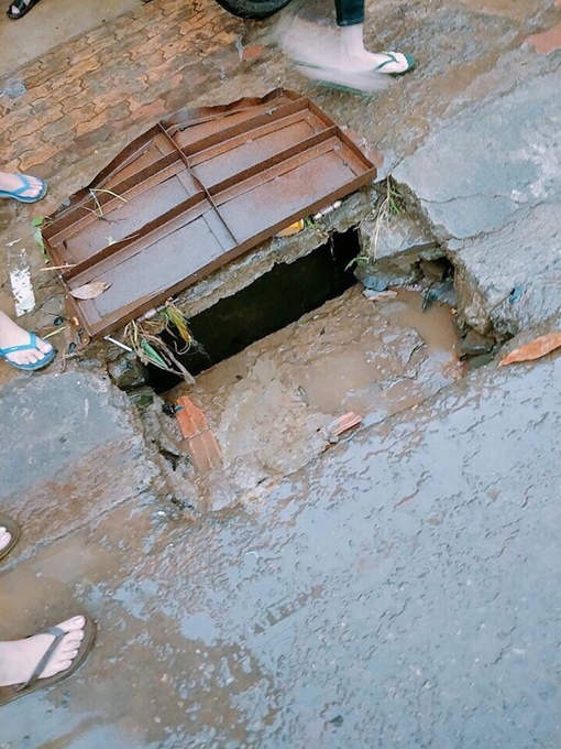 Đi học về, hai nữ sinh lớp 11 bị nước cuốn trôi xuống miệng cống