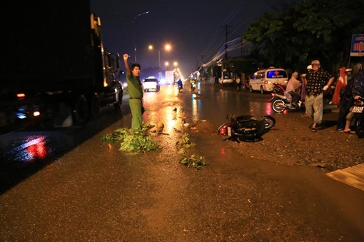 Xe tải cán chết người bỏ trốn trong cơn mưa