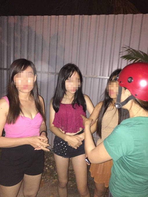 Giải cứu nhiều thiếu nữ bị lừa bán vào quán cà phê “đèn mờ”