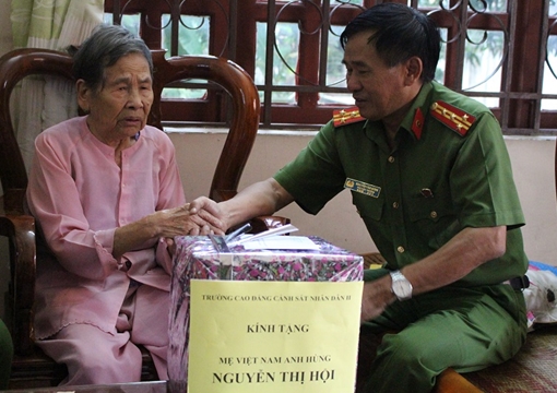 Tặng quà, nhận phụng dưỡng Mẹ Việt Nam Anh hùng Nguyễn Thị Hội
