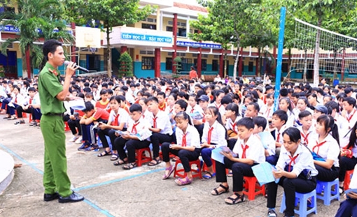 Trao học bổng, tuyên truyền pháp luật cho học sinh