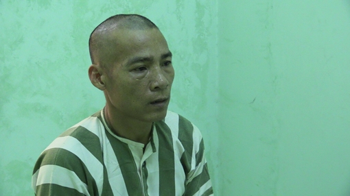 Dùng kéo đâm cổ bạn để cướp xe