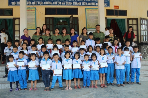 Trường Cao đẳng ANND II nghĩa tình với học sinh nghèo vùng lũ