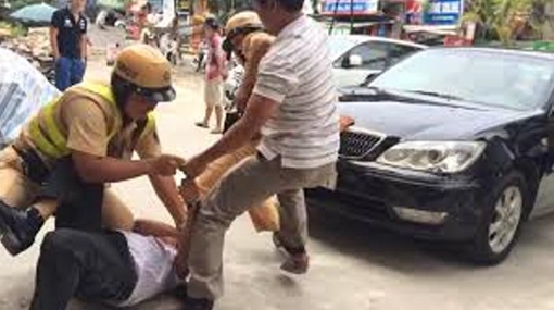 Vi phạm giao thông còn lao vào tấn công Cảnh sát