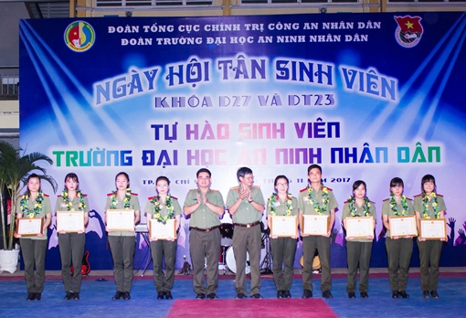 Khen thưởng 10 sinh viên An ninh “5 tốt”