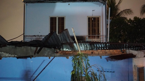 Mưa lớn kèm lốc cuốn bay nhiều mái nhà, trạm thu sóng “đè” nhà dân