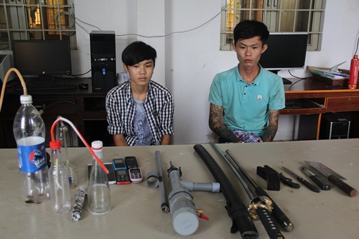 Mang roi điện, mã tấu "phòng thân" lúc đi buôn ma túy