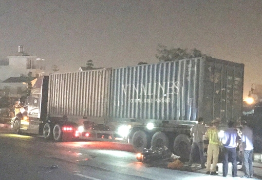 Tự đâm vào đuôi xe container, 1 người chết 3 người bị thương