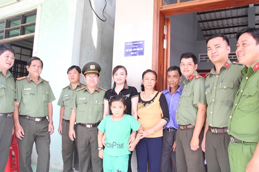 Trao nhà đồng đội cho gia đình cán bộ Công an đã từ trần