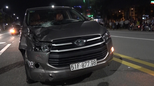 Lái ô tô gây tai nạn chết 2 người định bỏ trốn