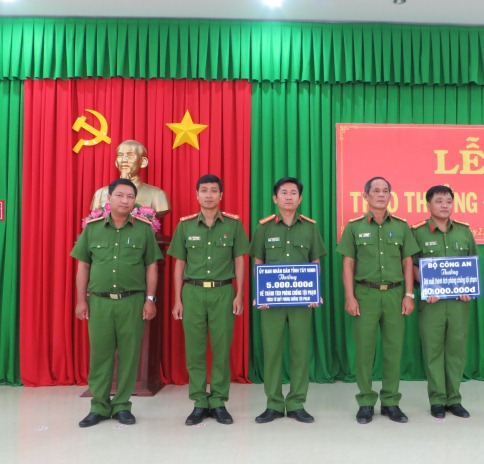 Khen thưởng 3 tập thể xuất sắc đấu tranh, phòng chống tội phạm