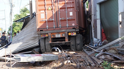 10 người say ngủ thoát chết trong gang tấc