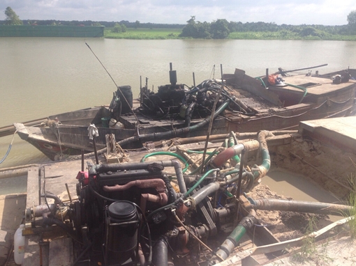 Bắt 2 tàu hút cát lậu cực lớn lòng hồ Dầu Tiếng