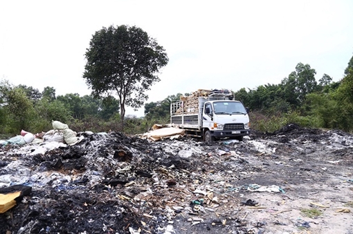 Phát hiện xe tải đổ chất thải nguy hại