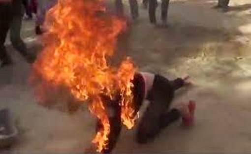 Nghịch tử dùng xăng đốt cha mẹ ruột