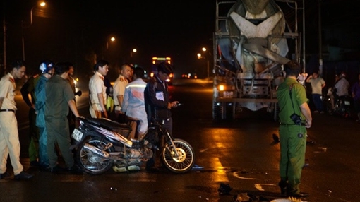 Xe bồn chở bêtông cán xe máy, nam thanh niên tử vong