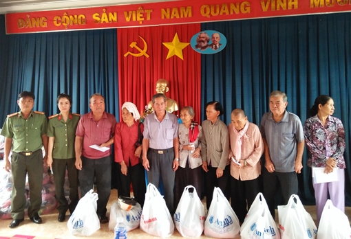 Nghĩa tình với bà con nghèo xã Long Chữ