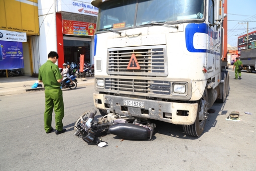 Truy tìm tài xế xe container cán chết người