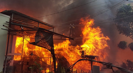 Cháy nhà đầu năm, 6 người trong gia đình thoát hiểm