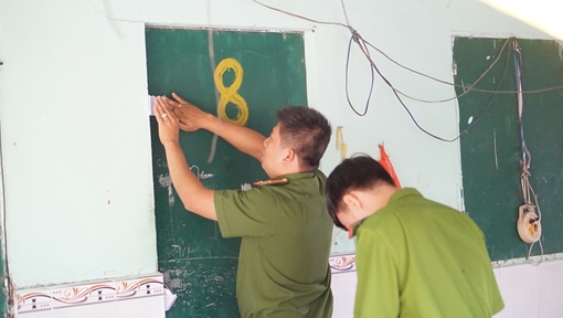 Hiện trường như đánh bom vụ nổ hầm cầu làm vợ chồng và hai con bị thương