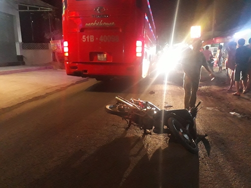 Tránh ô tô chạy ngược chiều, 3 mẹ con bị xe khách cán thương vong