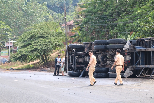 Hàng trăm lít dầu điều tràn ra đường do container chạy ẩu