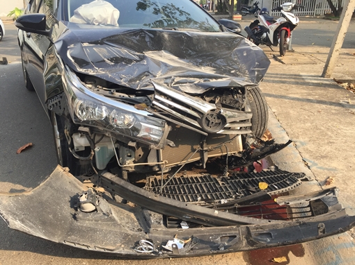 Ô tô biến dạng sau va chạm, 3 người may mắn thoát chết