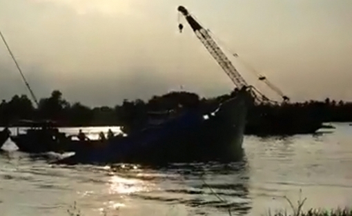 Chìm sà lan tải trọng 500 tấn trên sông Sài Gòn