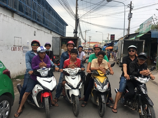 3 cha con rủ nhau đi cướp xe máy