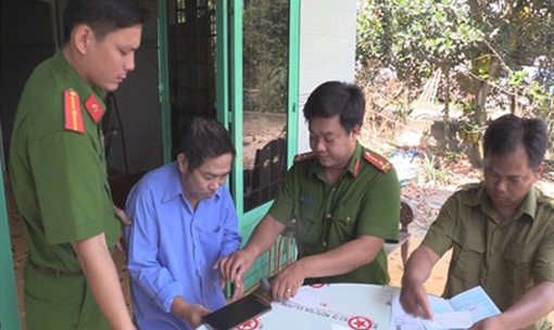 Đến tận nhà làm giấy CMND cho hơn 110 người nghèo