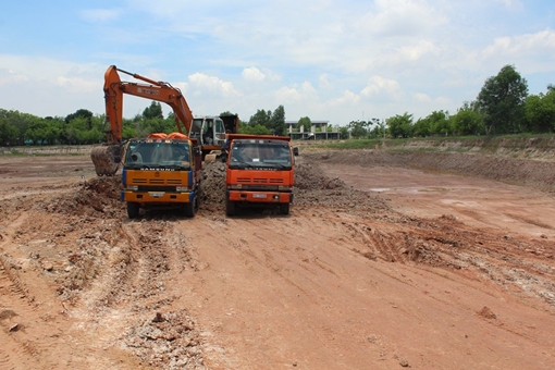 Đột kích “công trường” khai thác đất trái phép ở Tây Ninh