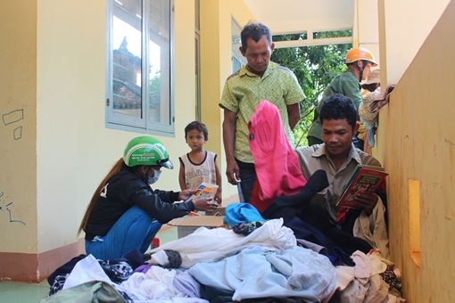 Quầy hàng cũ miễn phí, đậm tình người nghèo vùng giáp biên Bình Phước