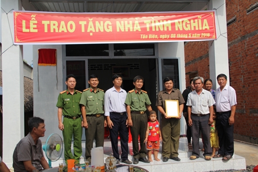 Tổng cục Hậu cần - Kỹ thuật và Công an tỉnh Tây Ninh trao tặng nhà tình nghĩa