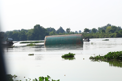 Chìm sà lan chở cát sông, 3 bà cháu mất tích