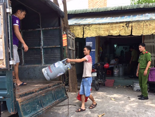 "Đột kích" 3 cơ sở kinh doanh, sang chiết gas trái phép