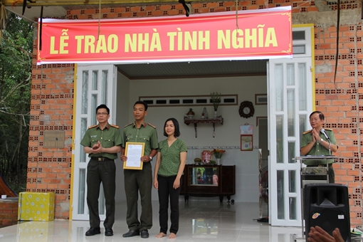 Tổng cục Hậu cần - Kỹ thuật tặng nhà tình nghĩa cho cán bộ khó khăn