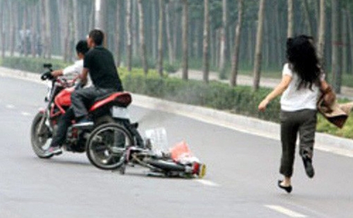 Đạp gãy xương chân cô gái rồi cướp tiền