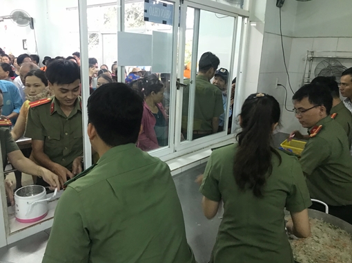 Bát cháo tình thương ấm lòng hơn 750 bệnh nhân nghèo