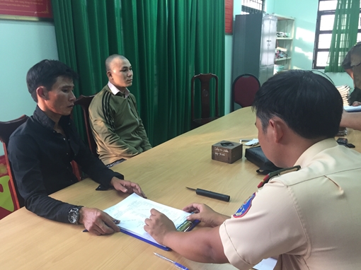 2 thanh niên đi xe máy mang theo dao chạy vào làn ô tô