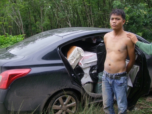 Phát hiện ô  tô "ngụy trang" vận chuyển thuốc lá lậu