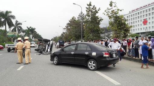 Người dân phá cửa ô tô cứu 10 người sau va chạm kinh hoàng