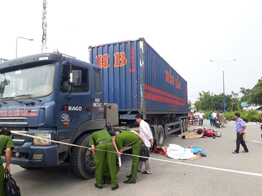 Tài xế container tông 2 vợ chồng tử vong rồi bỏ trốn