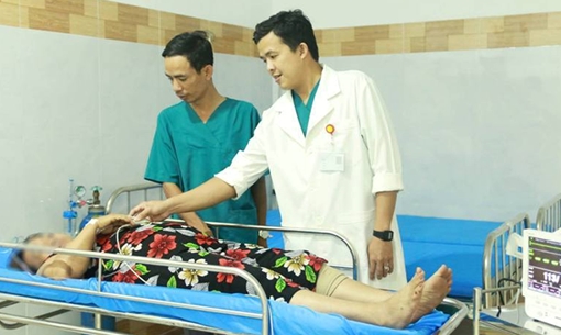 Dùng cơm chữa hóc dị vật ở cổ, người phụ nữ suýt mất mạng