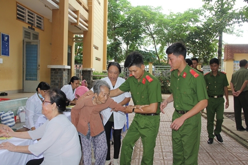 Công an Tây Ninh khám bệnh, phát thuốc miễn phí cho hơn 100 người dân nghèo