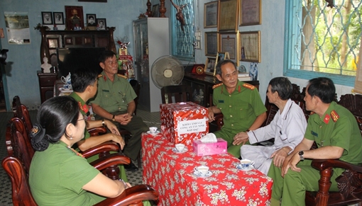 Tặng quà, nhận phụng dưỡng suốt đời Anh hùng LLVTND “Mười Thương”